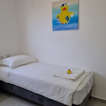 Ducks On The Beach Akkon Exterior foto